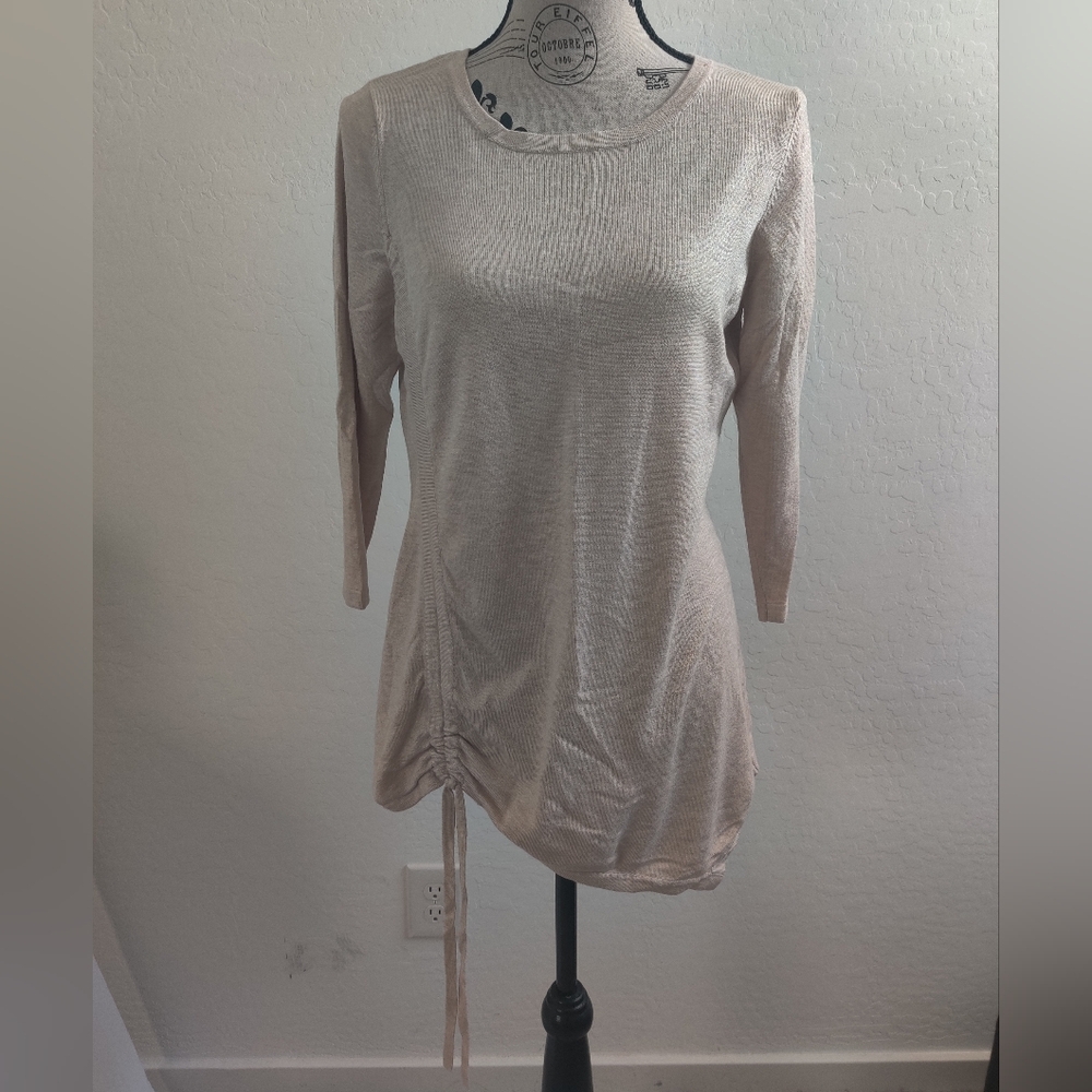 New Directions Beige Cream Crew Neck Asymmetrical Sweater_Medium